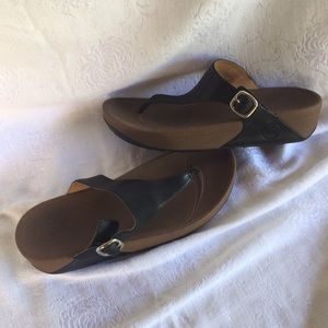 Black and beige fit flops